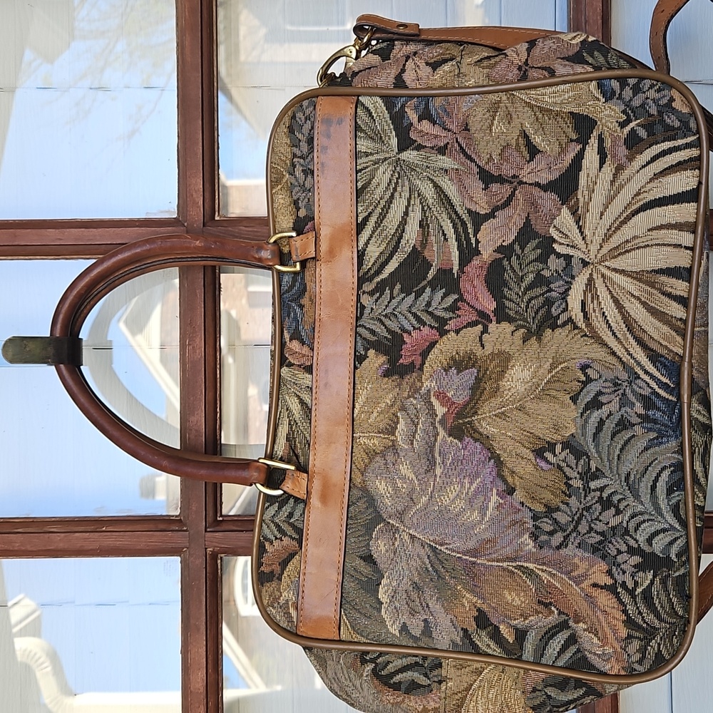 Boyt Vintage Tapestry Travel Bag With Adjustable Strap - Picture 4 of 6